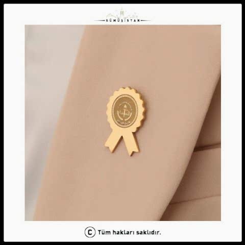 14 Ayar Altın Kaplama Ahşap Kutulu Rozet Şekilli Kişiye Özel Öğretmenler Günü Yaka İğnesi